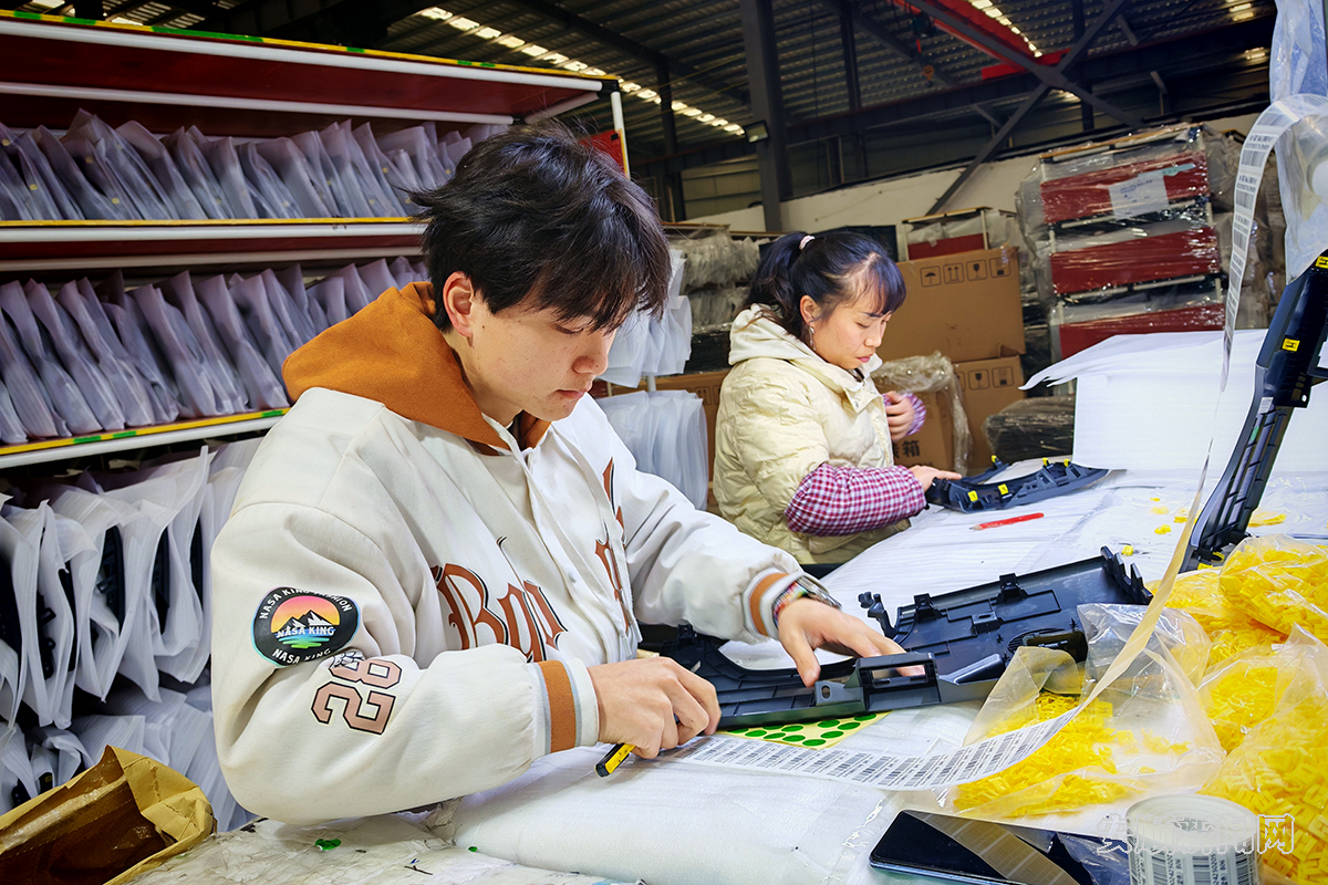 新春走基层丨贵州海杰丰汽车零部件有限公司：复工忙起来 生产加速度